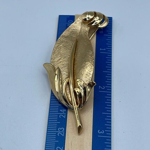 Vintage Crown Trifari textured gold leaf brooch - Picture 5 of 6